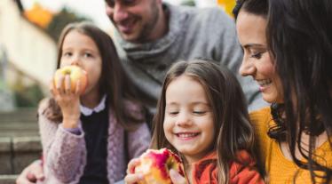 children eating apples